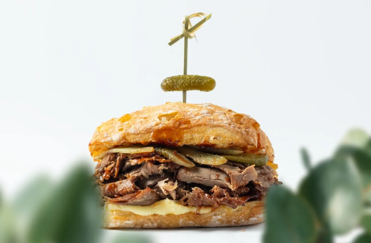 Sándwich de brisket sobre pan de la casa