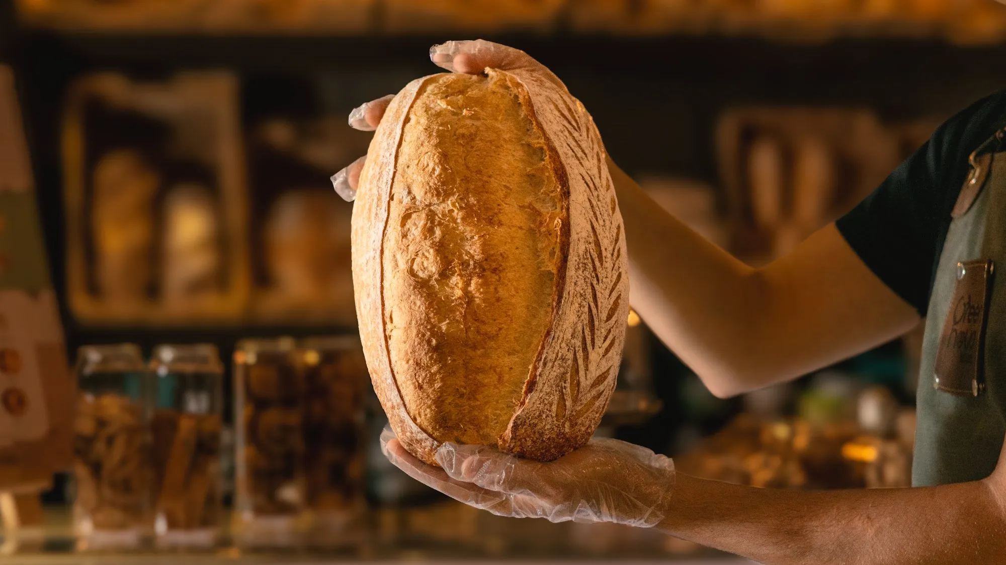 Pan de masa madre recién salido del horno