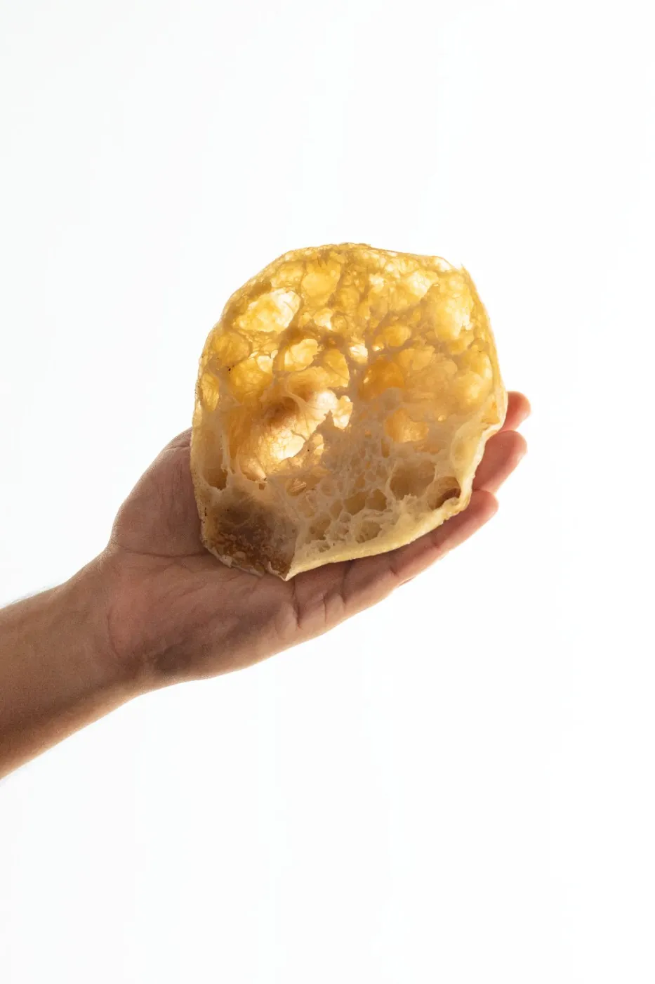 Pan cristal de masa madre sostenido en la mano